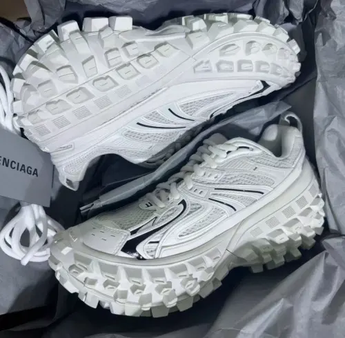  Balenciaga Defender Off-White  685611 W2RAA 9110 review 