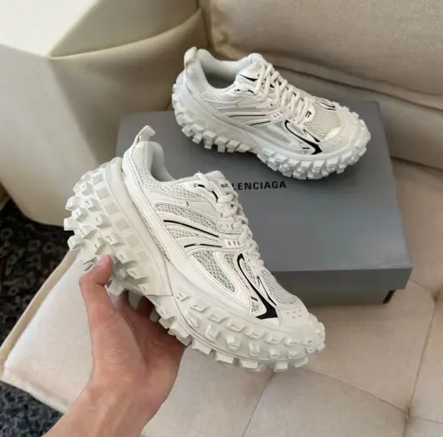  Balenciaga Defender Off-White  685611 W2RAA 9110 review 