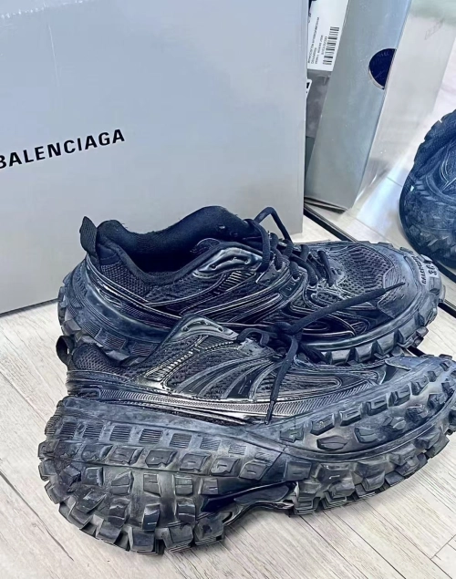 Balenciaga Defender Blackish Green  685611 W2RA6 3000 review 