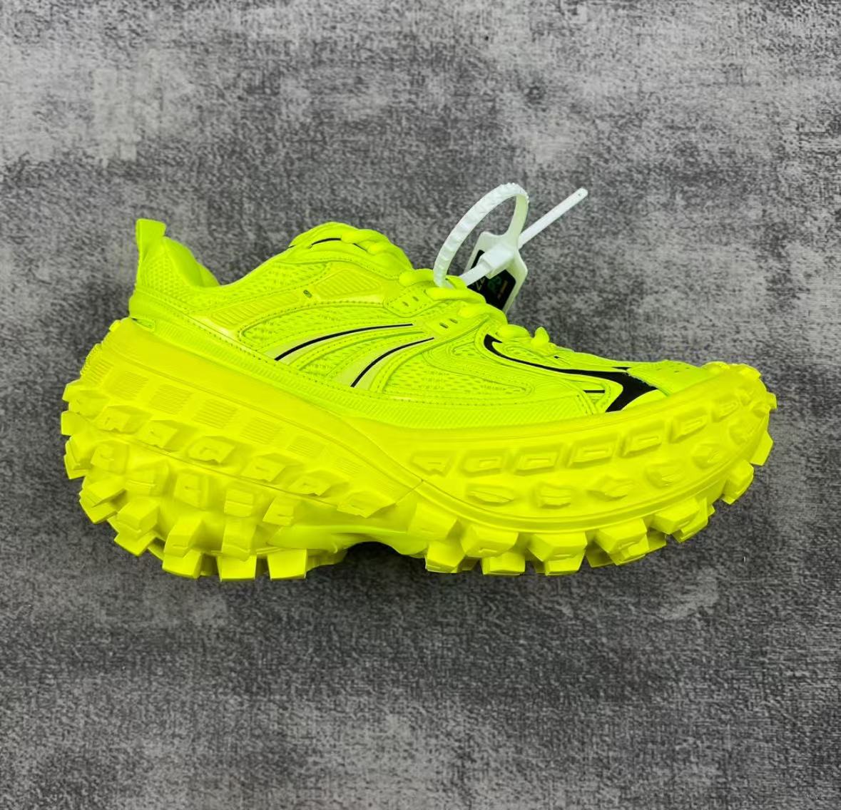 Balenciaga Defender Apple Green 685613 W2RAB 7510  review ene