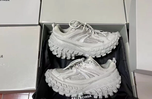  Balenciaga Defender Light Gray  685611 W2RA6 1200 review 