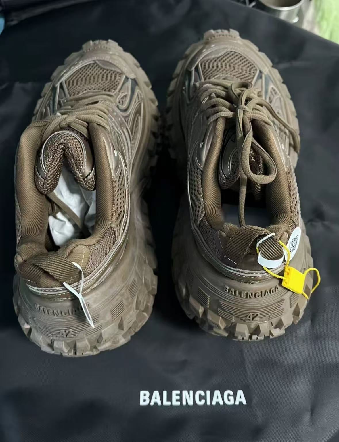  Balenciaga Defender Black Brown 685611 W3RBS 2408 review ard