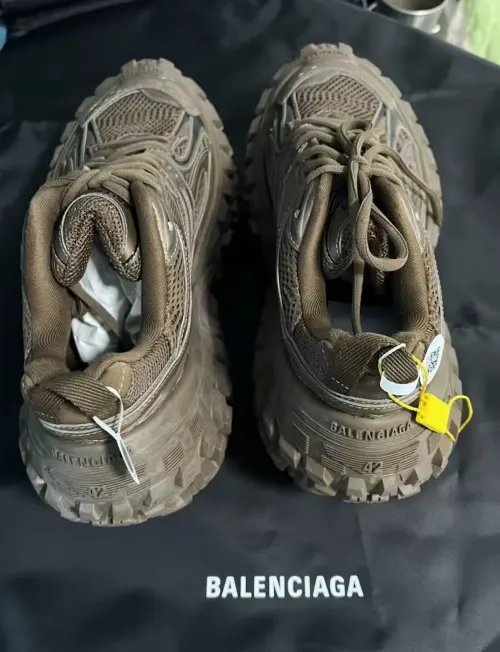  Balenciaga Defender Black Brown 685611 W3RBS 2408 review 