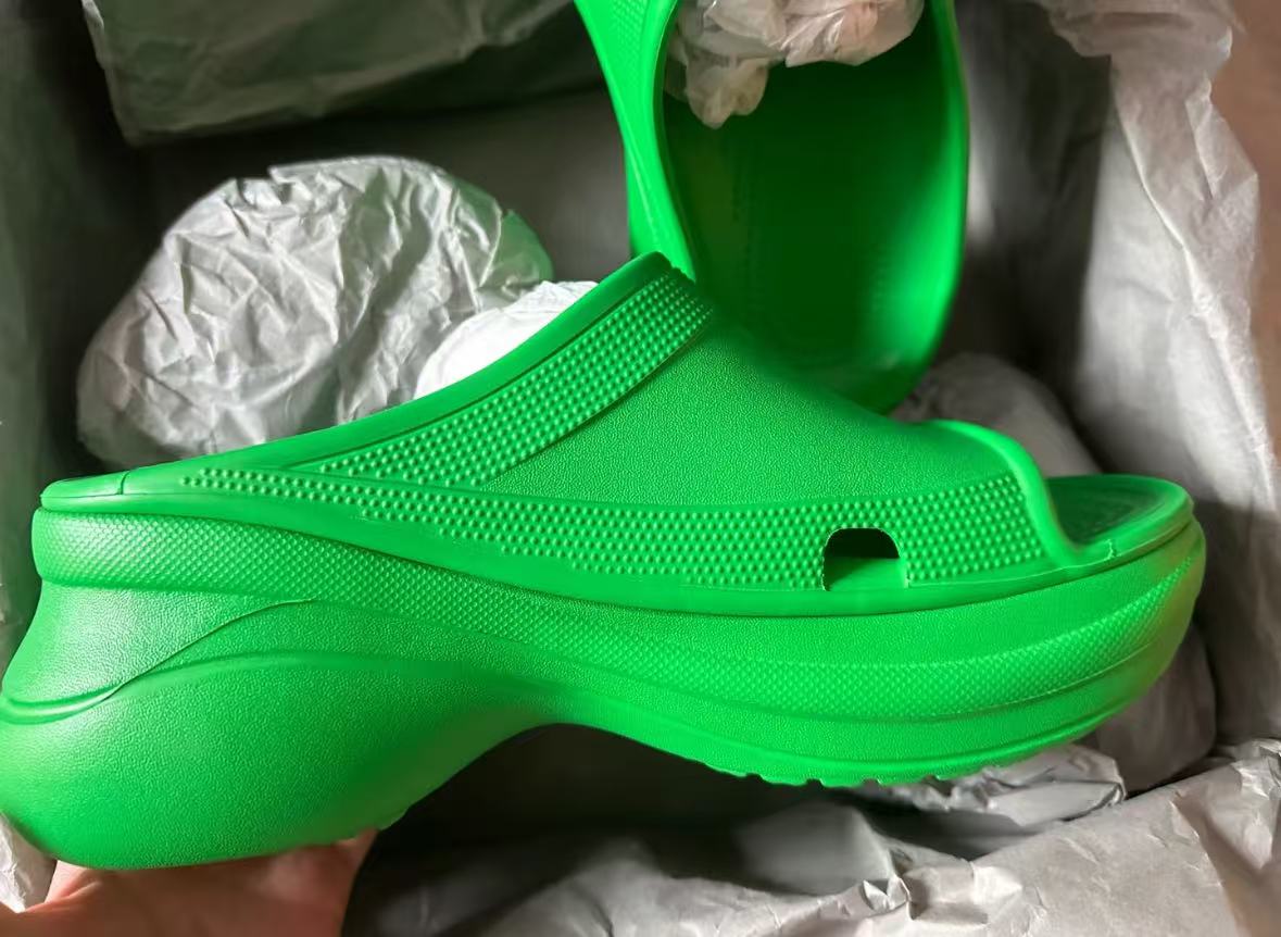 BALENCIAGA Pool Crocs Green 677386 W1S8E 3033 review Leif