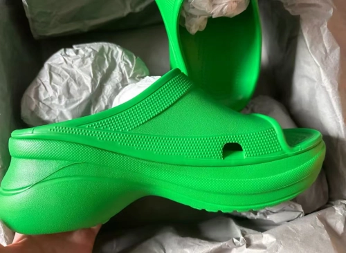  BALENCIAGA Pool Crocs Green 677386 W1S8E 3033 review 