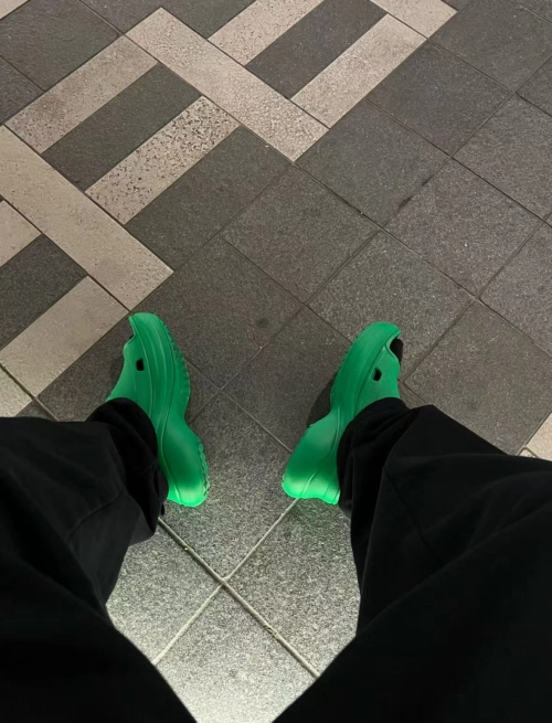  BALENCIAGA Pool Crocs Green 677386 W1S8E 3033 review 