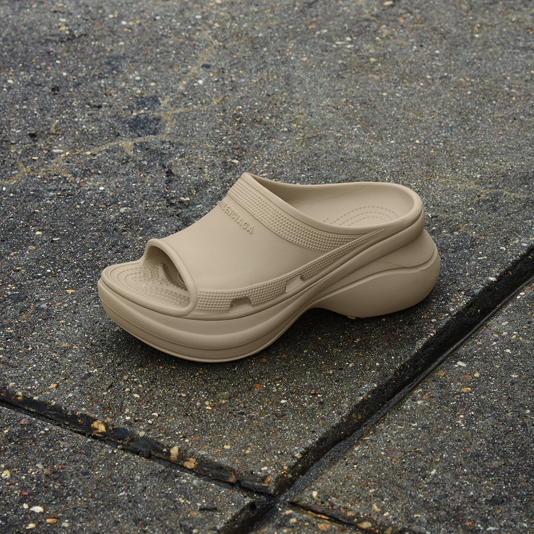  BALENCIAGA Pool Crocs Beige  677386 W1S8E 2500 review Len