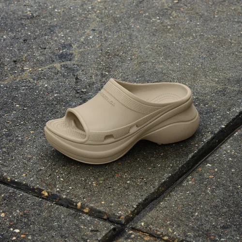  BALENCIAGA Pool Crocs Beige  677386 W1S8E 2500 review 