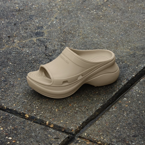  BALENCIAGA Pool Crocs Beige  677386 W1S8E 2500 review 