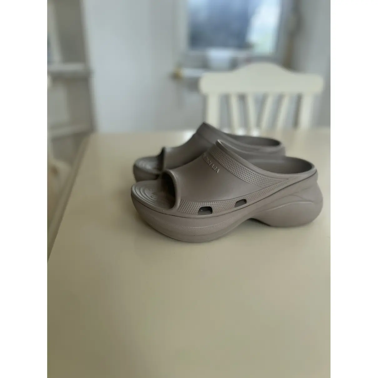  BALENCIAGA Pool Crocs Beige  677386 W1S8E 2500 review iam