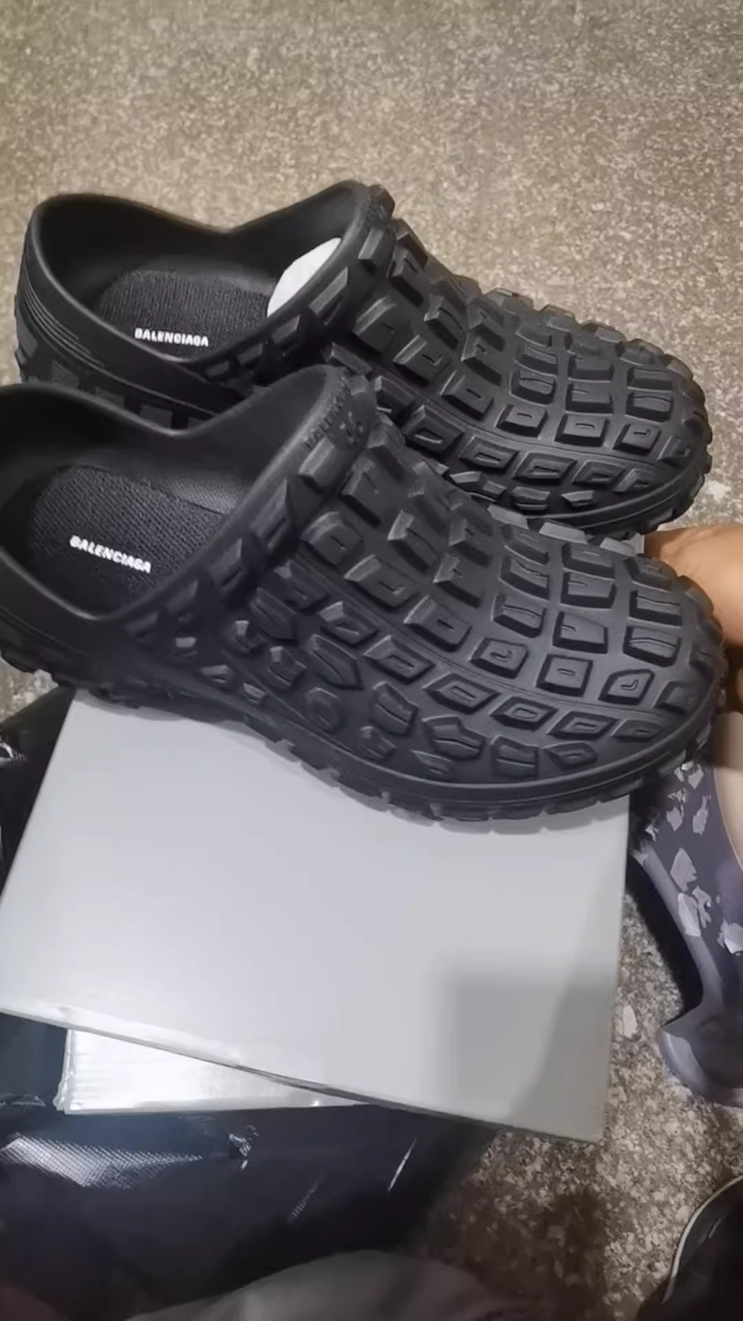  Balenciaga Defender Black 735250 W3CV2 1000 review ynn
