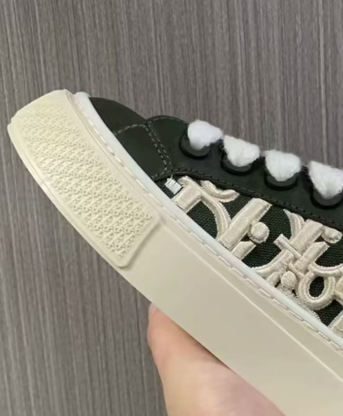 Dior B33 Sneaker Khaki Smooth Calfskin Oblique Raised Embroidery (Numbered) 3SN303ZYQ_H681 review hilip