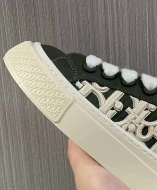 Dior B33 Sneaker Khaki Smooth Calfskin Oblique Raised Embroidery (Numbered) 3SN303ZYQ_H681 review 