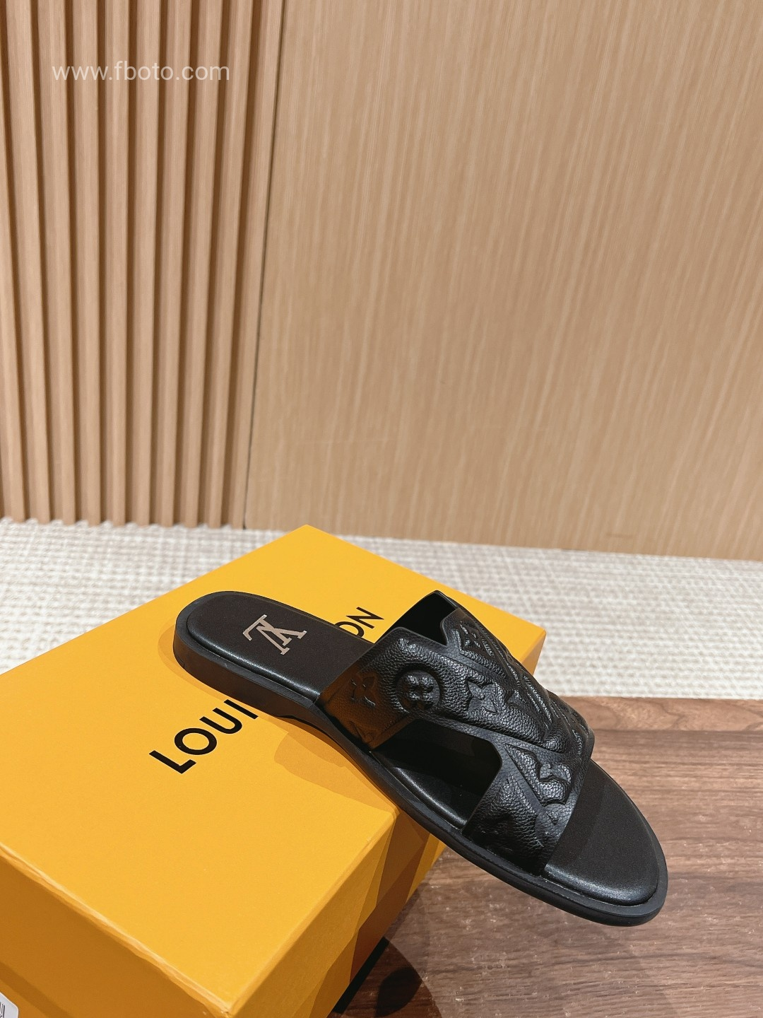 LOUIS VUITTON Oasis Black Leather Surface review ea