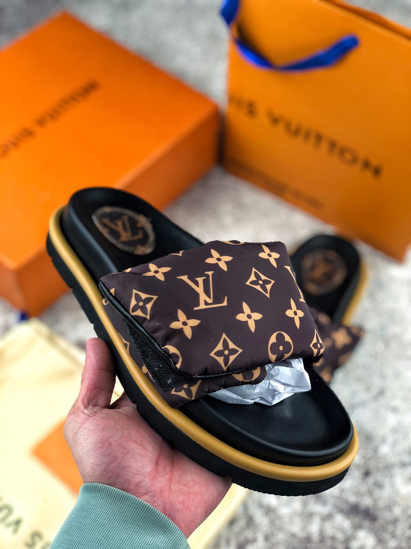 Louis Vuitton Pool Pillow Flat Comfort Mule Metal Label Brown review pril