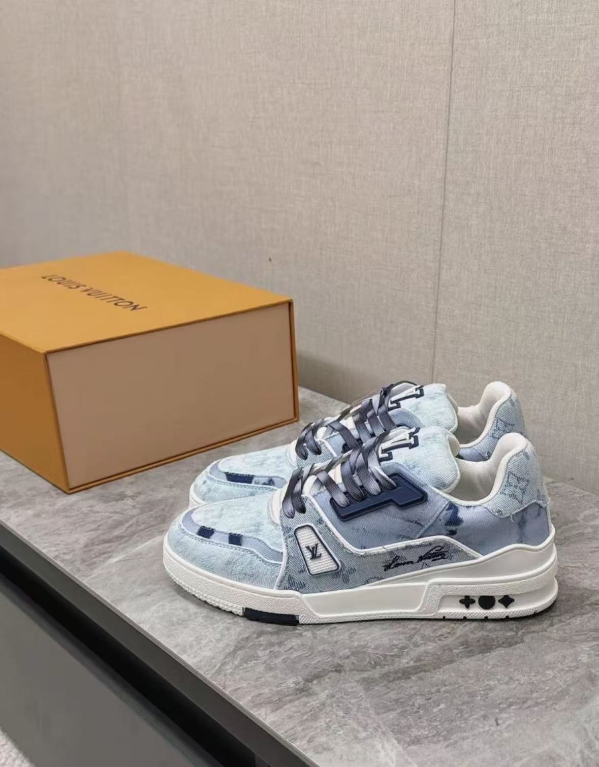 LOUIS VUITTON Trainer XS Rendering Blue Cloth review 0