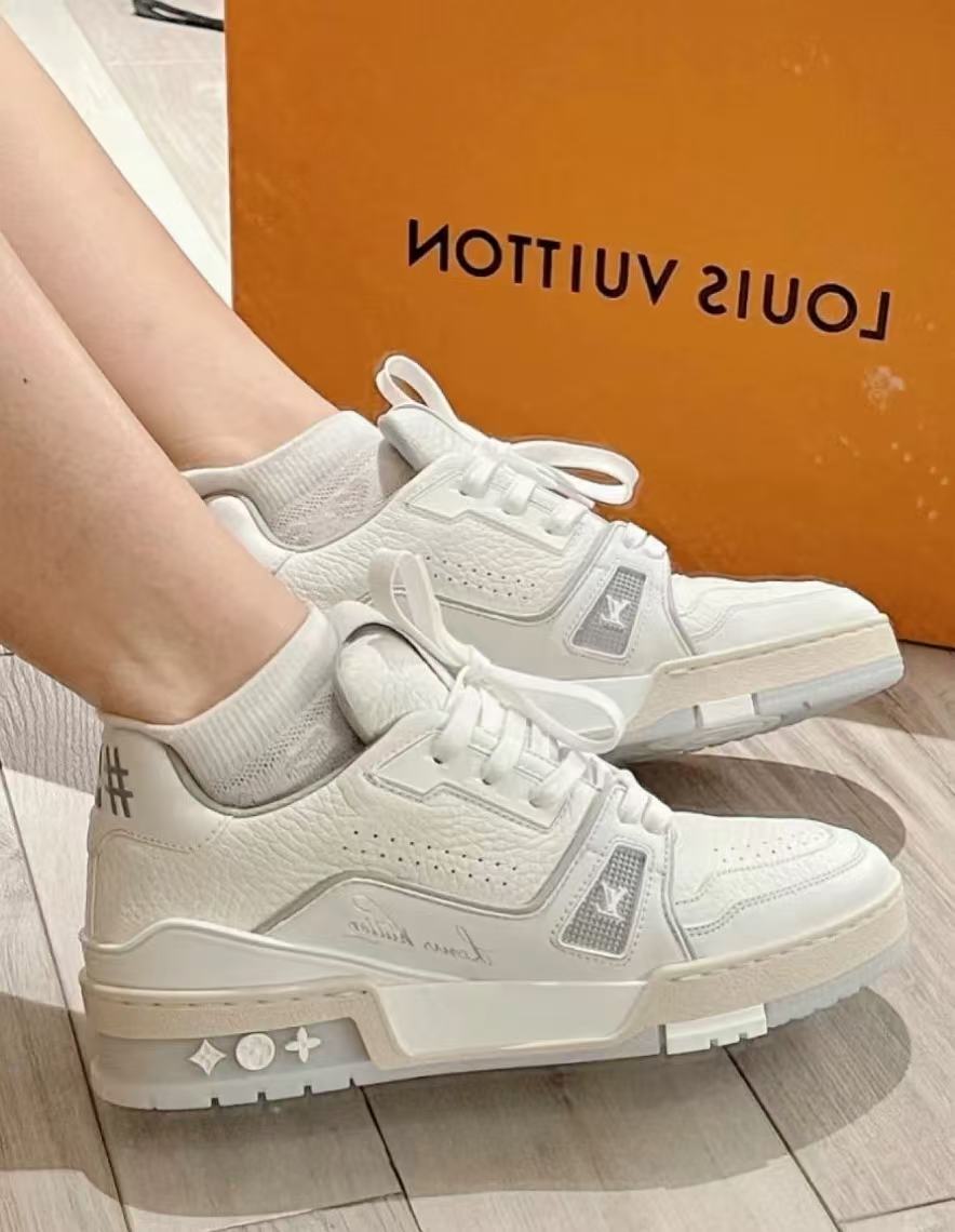 Louis Vuitton Trainer White Grey Signature 1A8WAY review anny