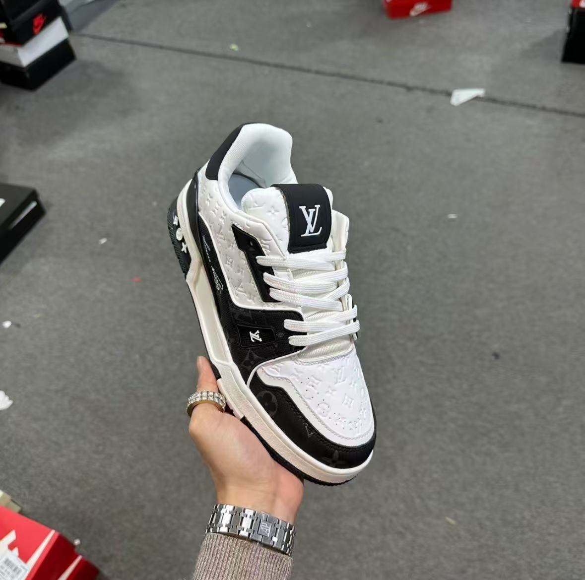 Louis Vuitton LV Trainer #54 Black White 1AANEG review Lara