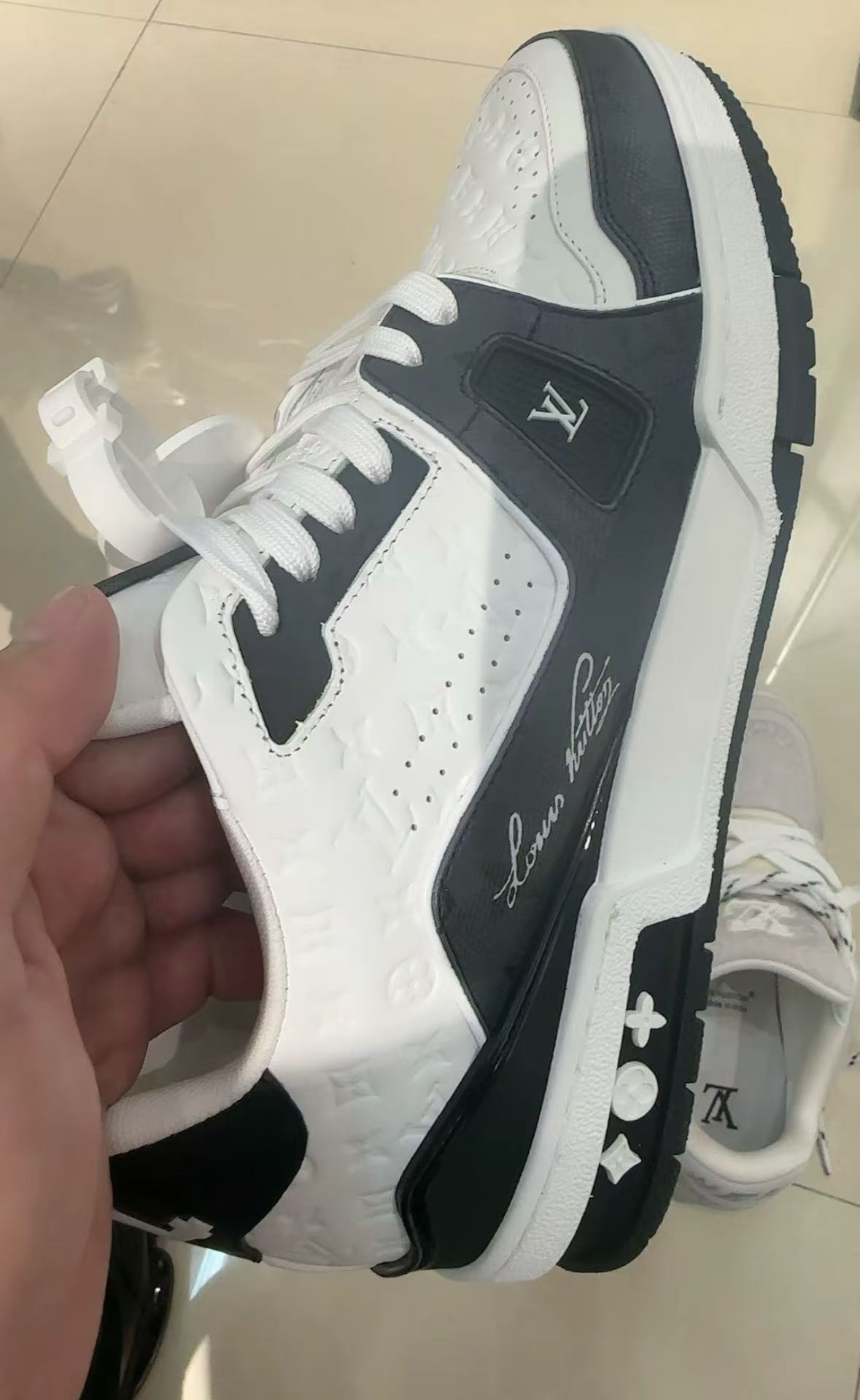 Louis Vuitton LV Trainer #54 Black White 1AANEG review Leon