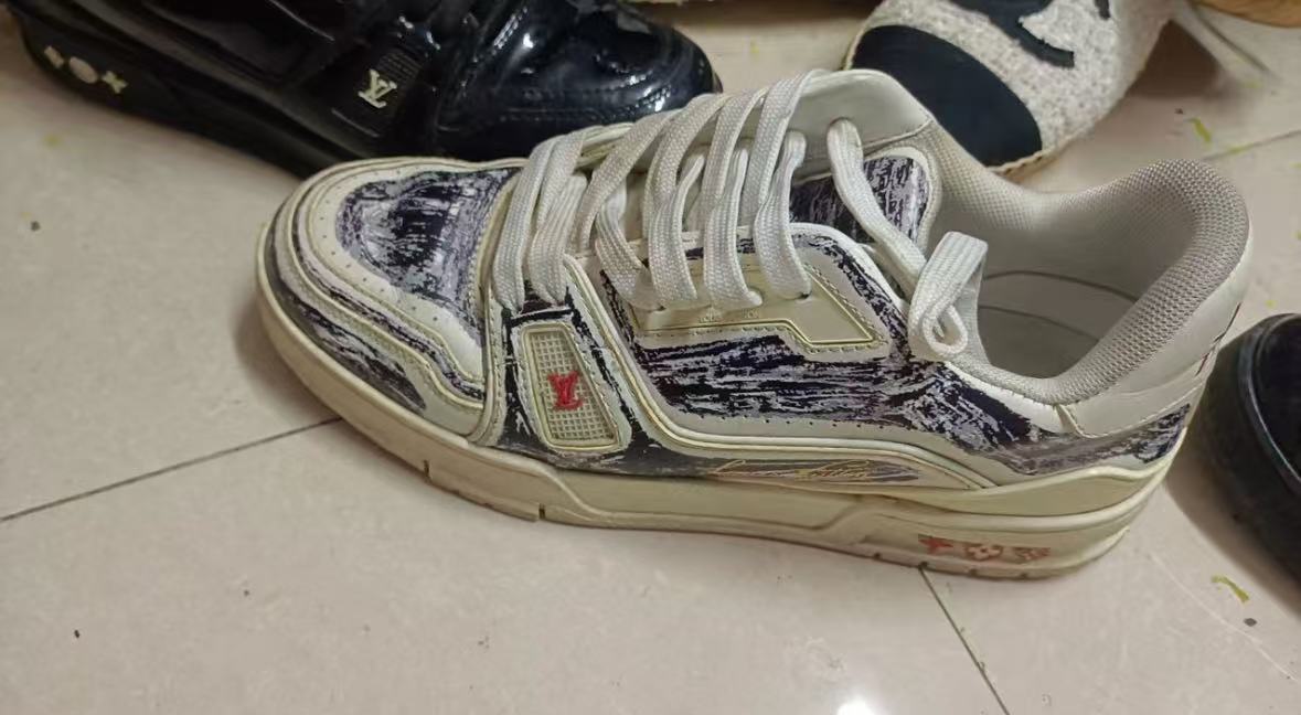 Louis Vuitton Trainer Colored In White Black 1ABLWE review lie