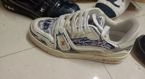 Louis Vuitton Trainer Colored In White Black 1ABLWE review 