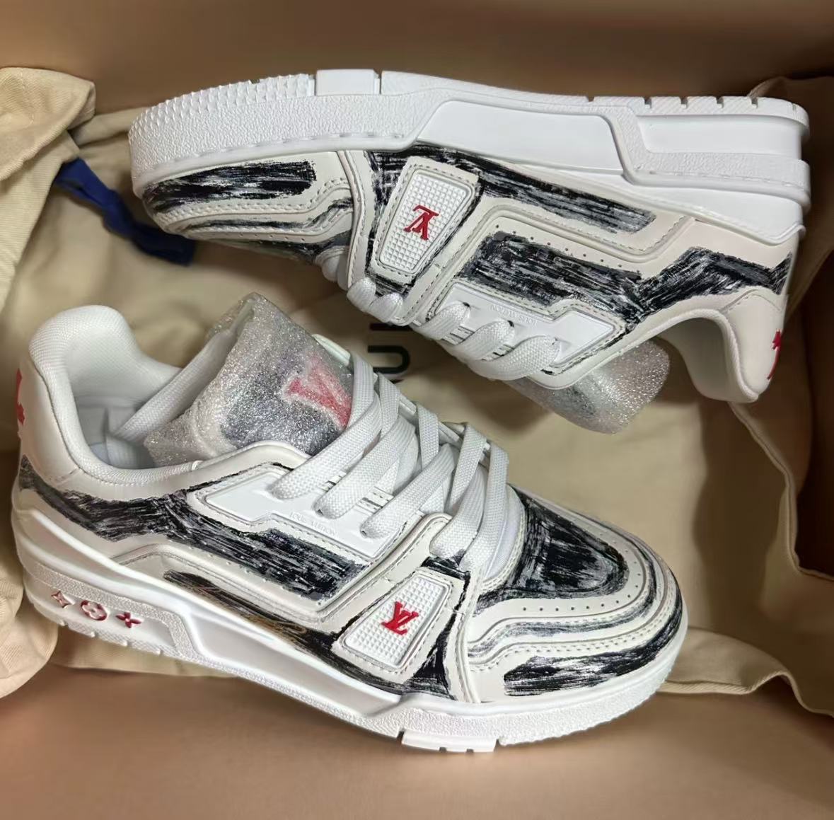 Louis Vuitton Trainer Colored In White Black 1ABLWE review yce