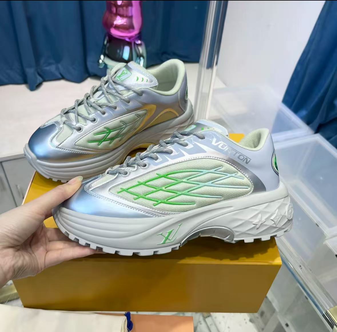 LOUIS VUITTON Discovery Lace Up White Silver Green review 0