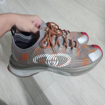 Gucci Run Sneakers Grey Red 680900-UF310-1270 review 