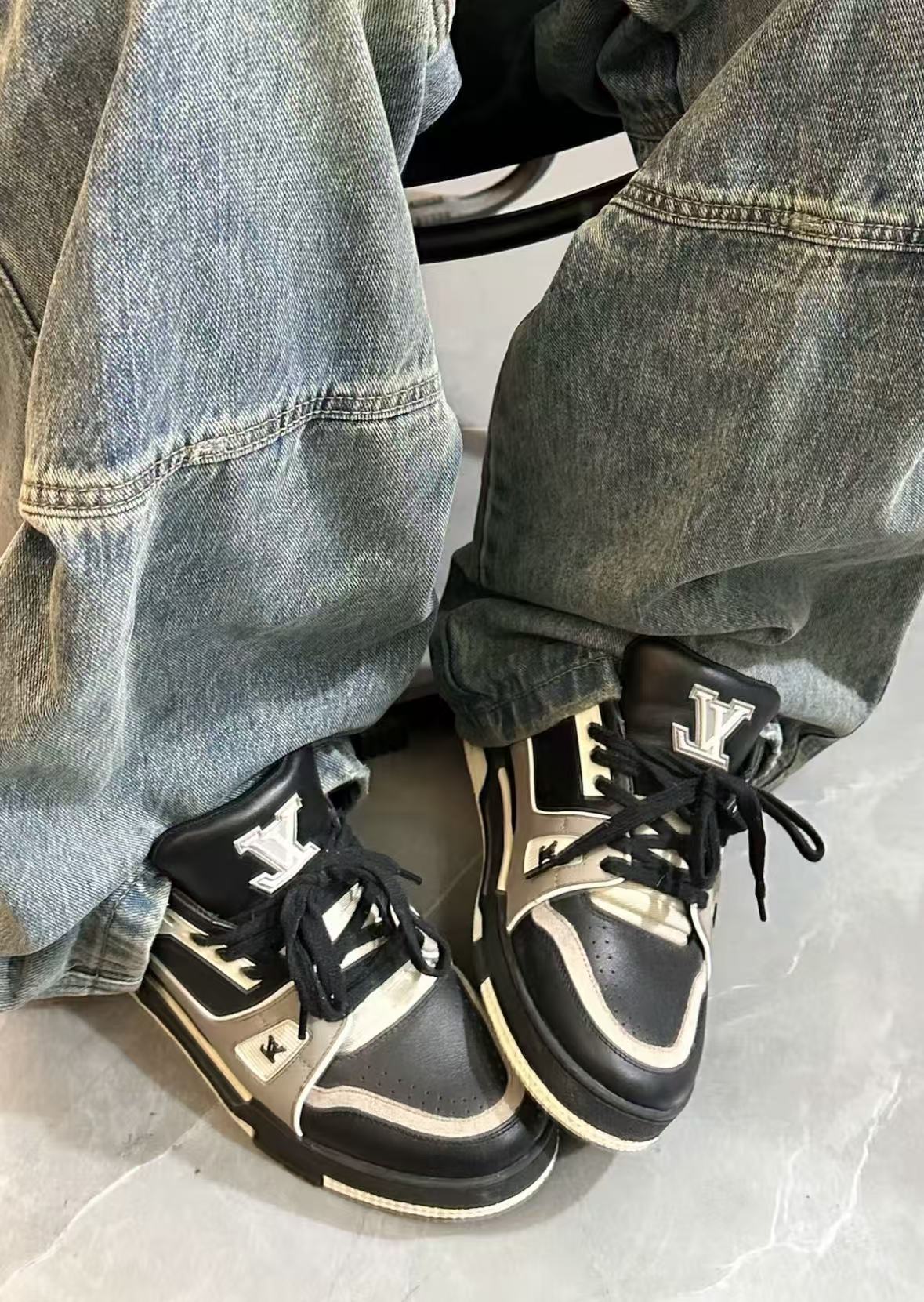 Louis Vuitton LV Trainer Black Grey White 1AAHS2 review gfhg