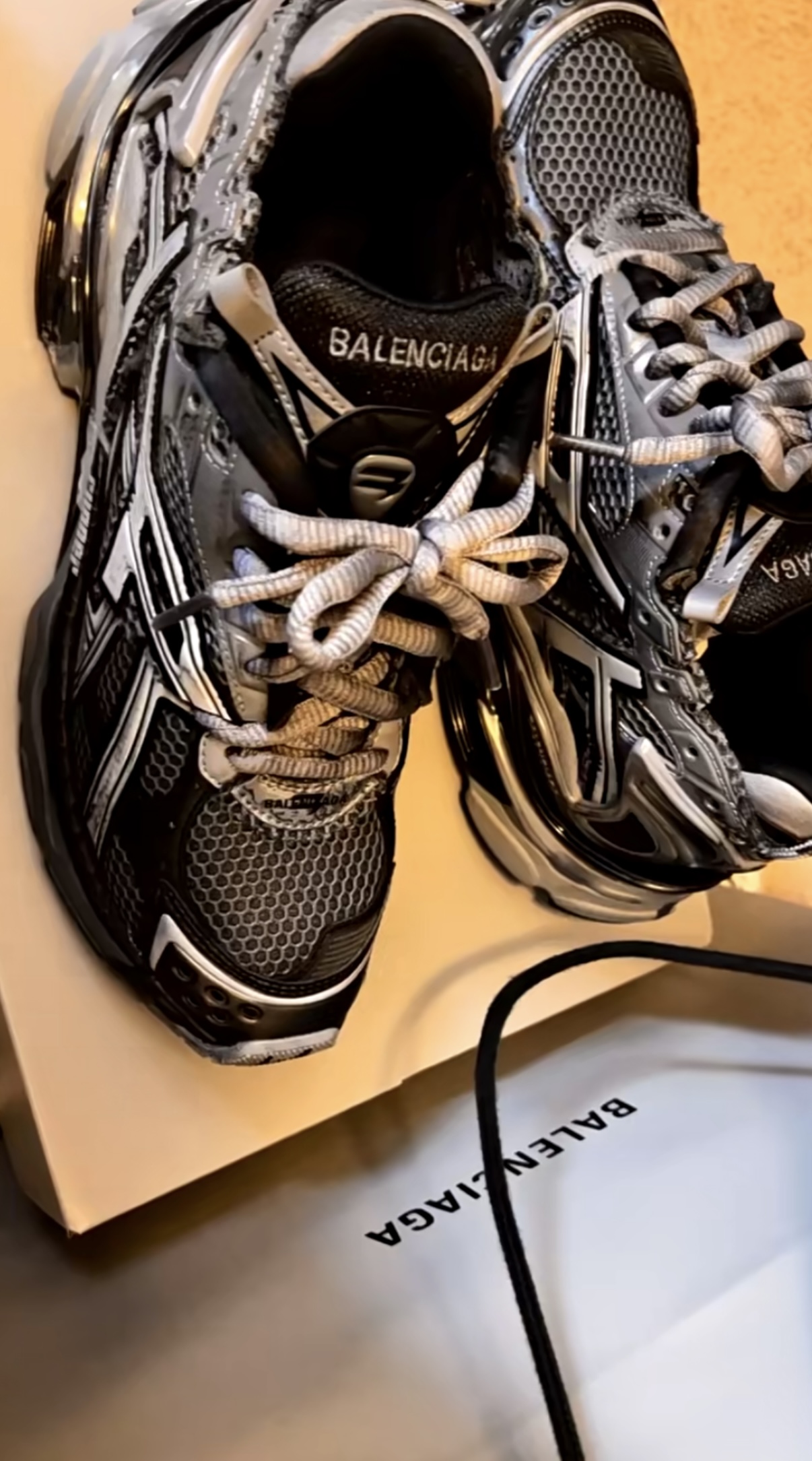 Balenciaga Runner All Black Gray 677402 W3RB2 1515 review Carlos Carmona