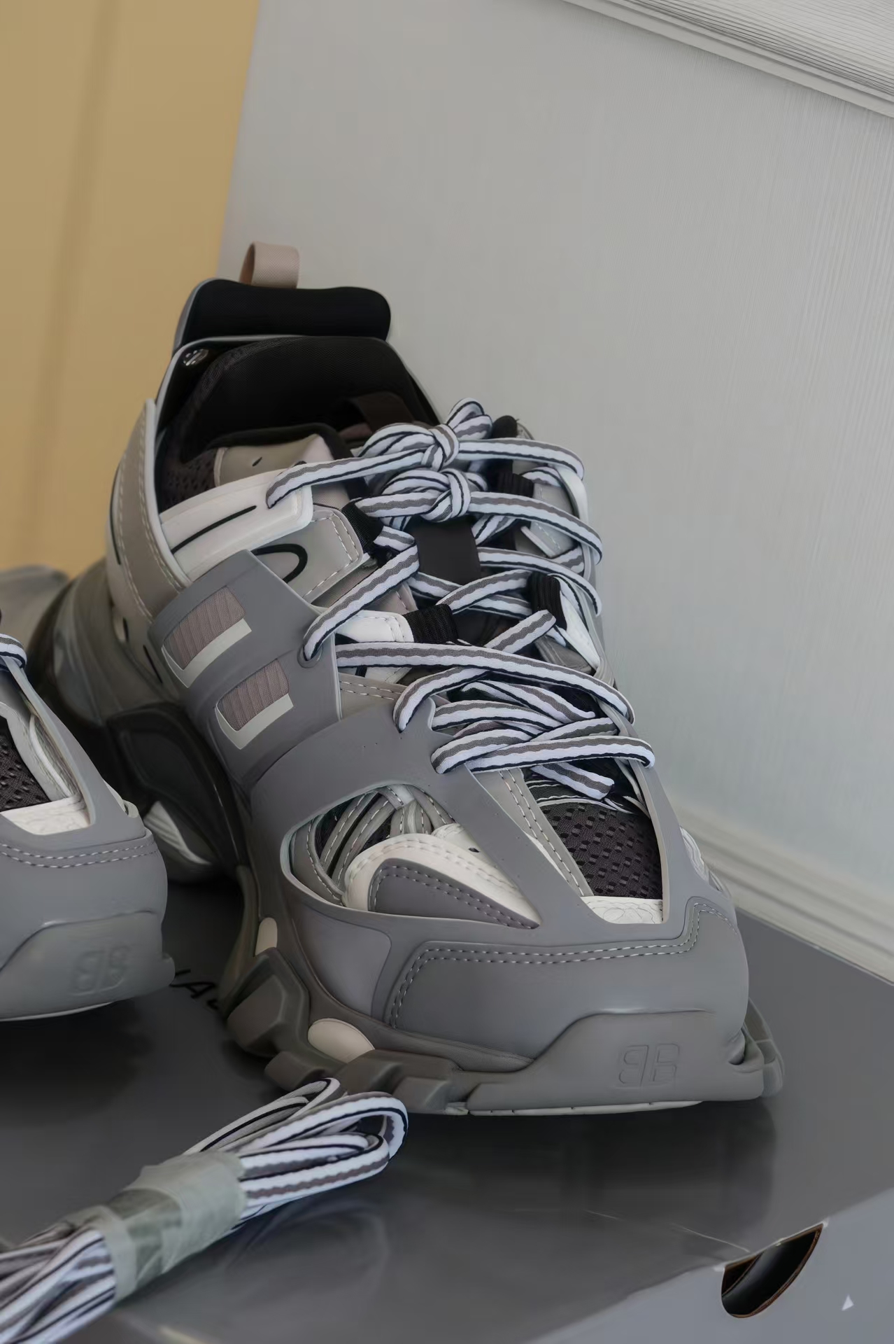 Balenciaga Tess S.Grey  555032 W1GB7 1214 (With LED) review Rupert 02