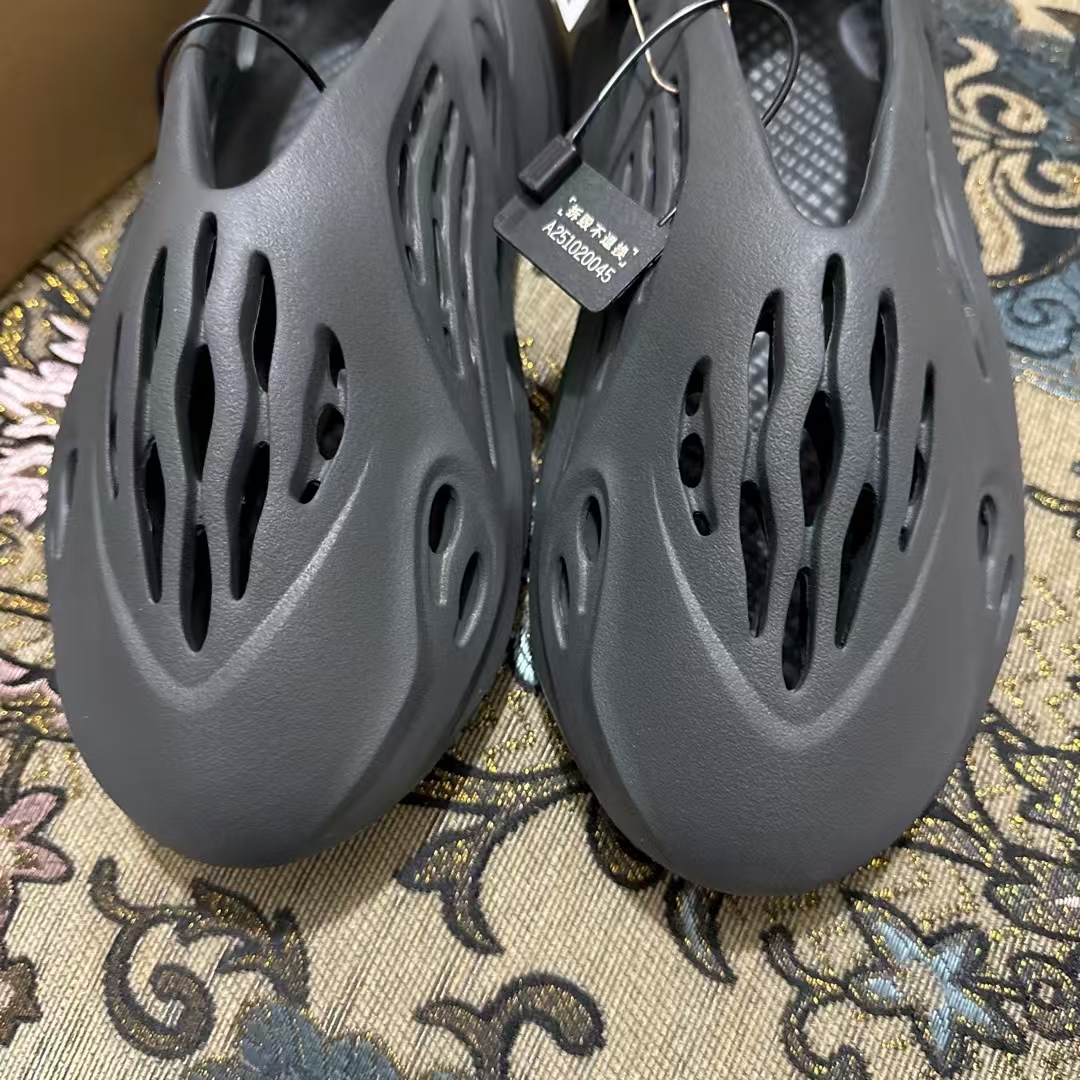 Adidas Yeezy Foam RNR Onyx (2022/2024) HP8739  review Llywelyn 01