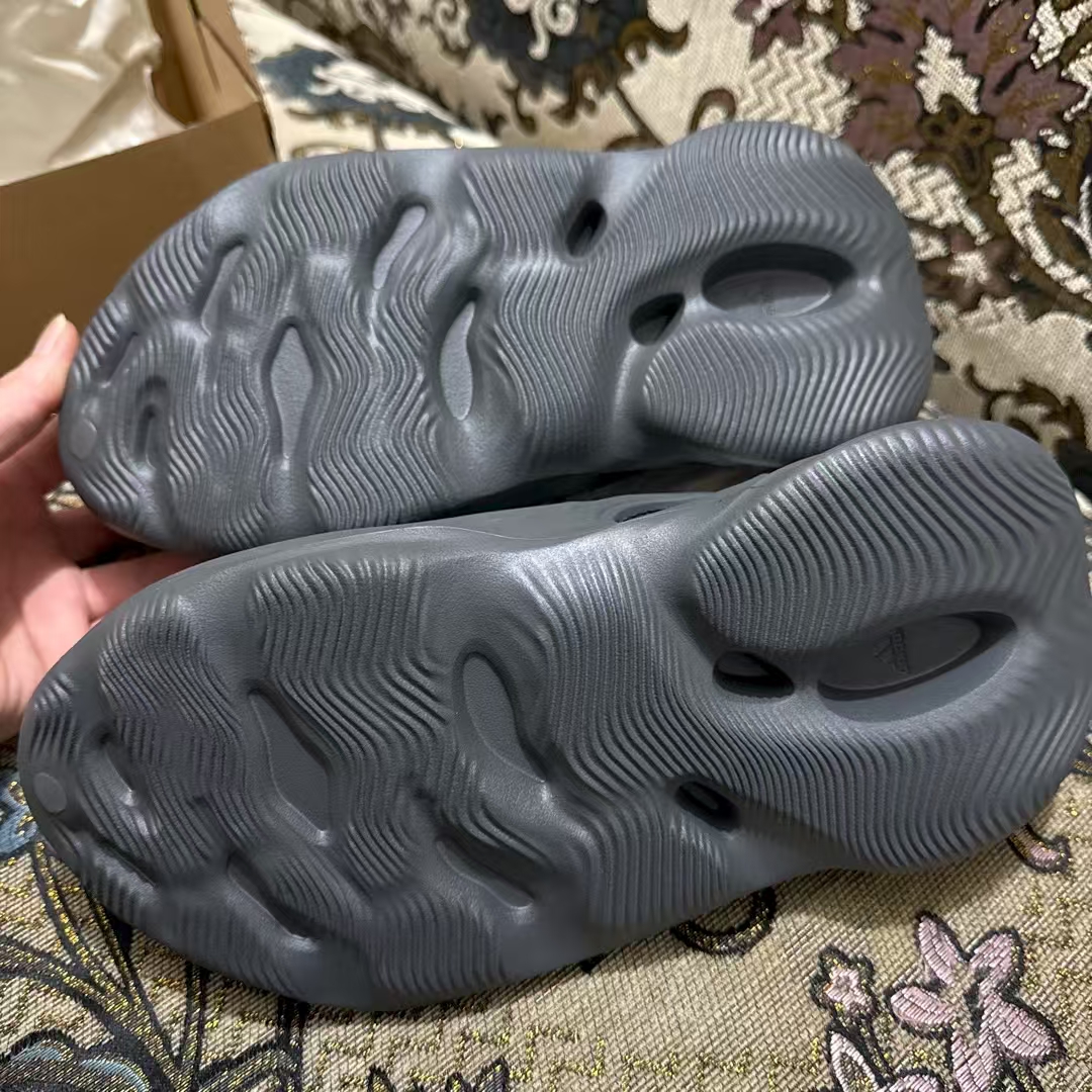 Adidas Yeezy Foam RNR Onyx (2022/2024) HP8739  review Llywelyn 02