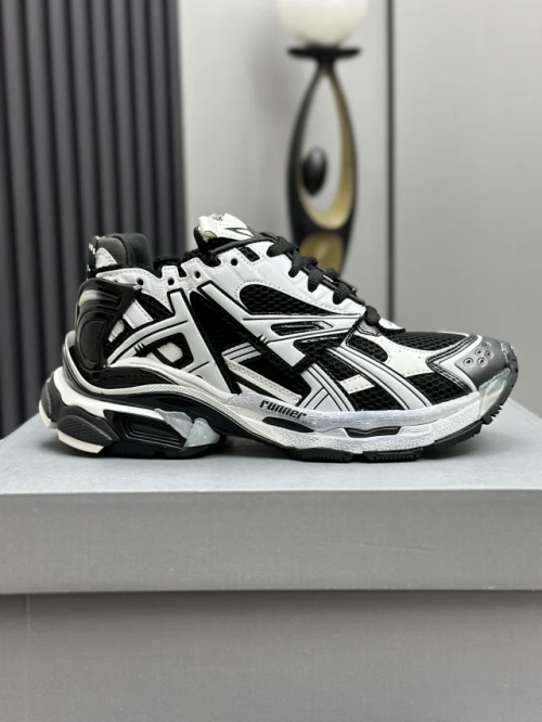 Balenciaga Runner Black White  677403W3RB29010 review 