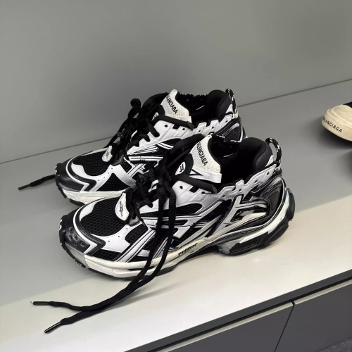 Balenciaga Runner Black White  677403W3RB29010 review 