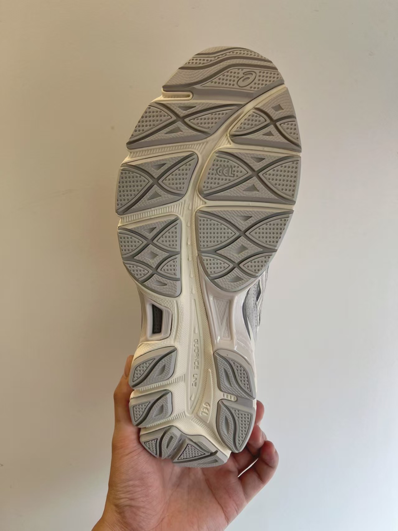 ASICS GEL-NYC Men Cream Oyster Grey review Rodney 02