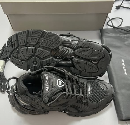 Balenciaga Runner All Black 772774 W3RBT 1000 review Sebastian 02