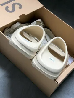 Adidas Yeezy Slide Bone FW6345 review Kelsey 01