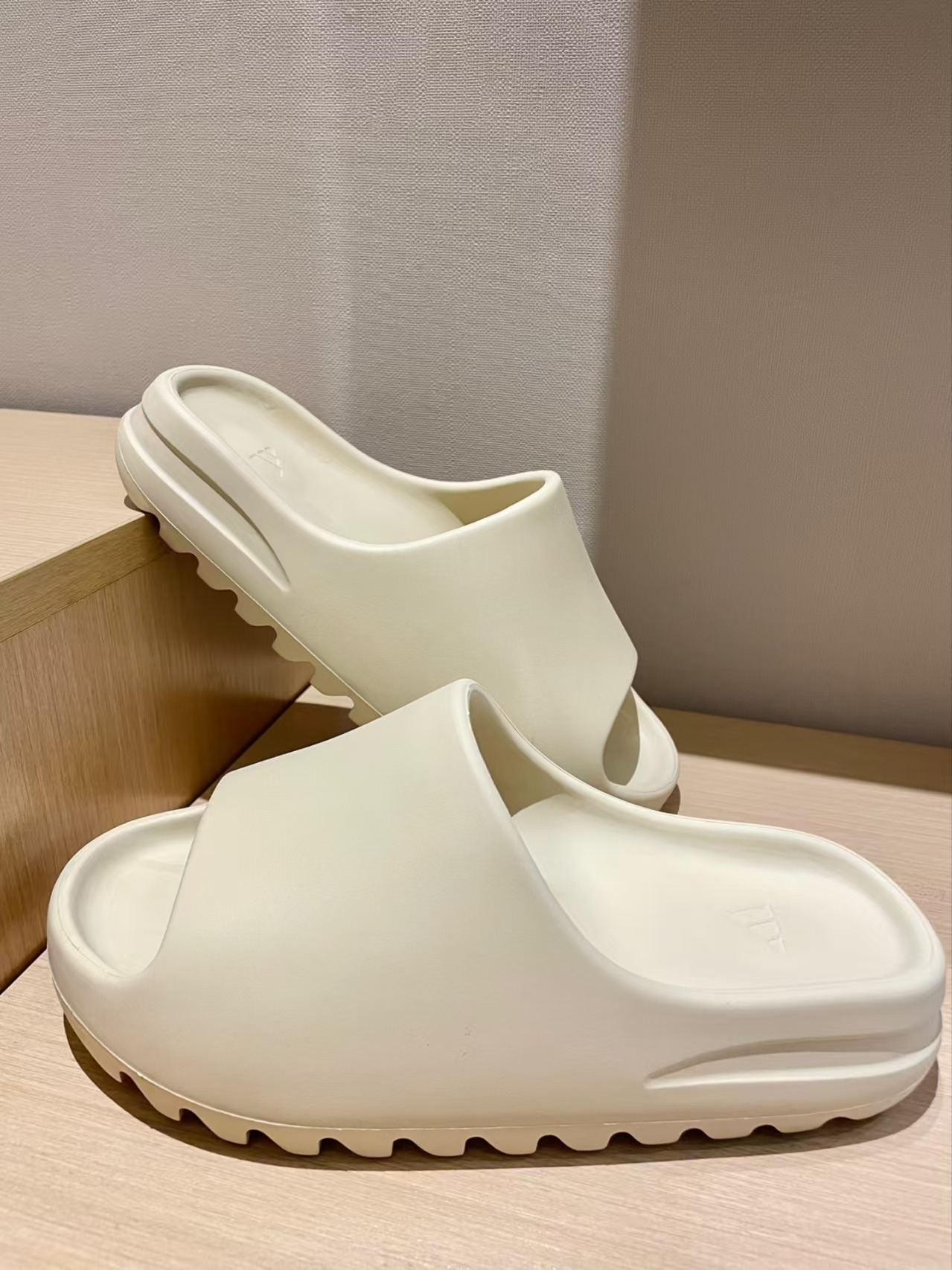 Adidas Yeezy Slide Bone FW6345 review Leo 01