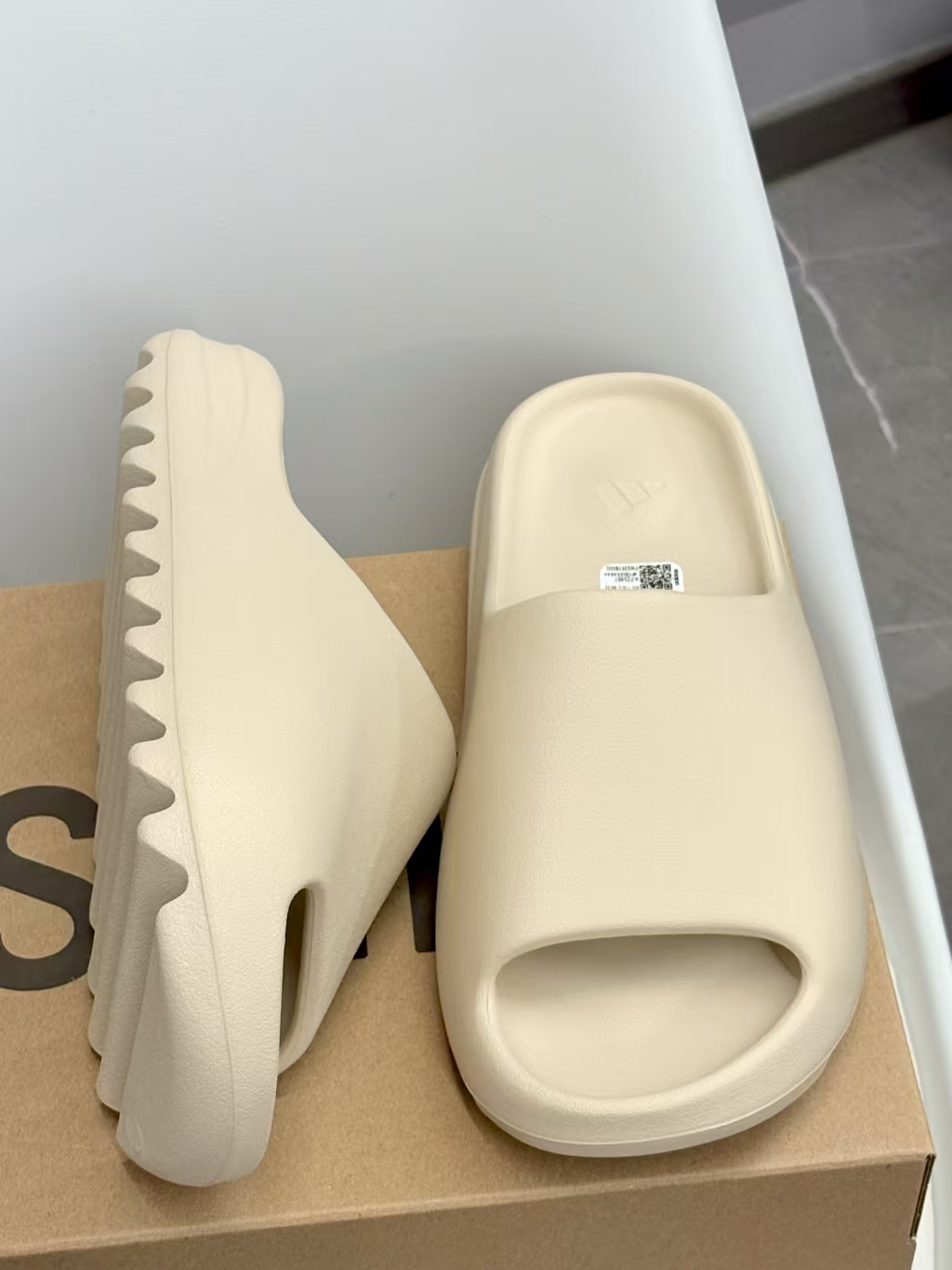 Adidas Yeezy Slide Bone FW6345 review Maurice 01