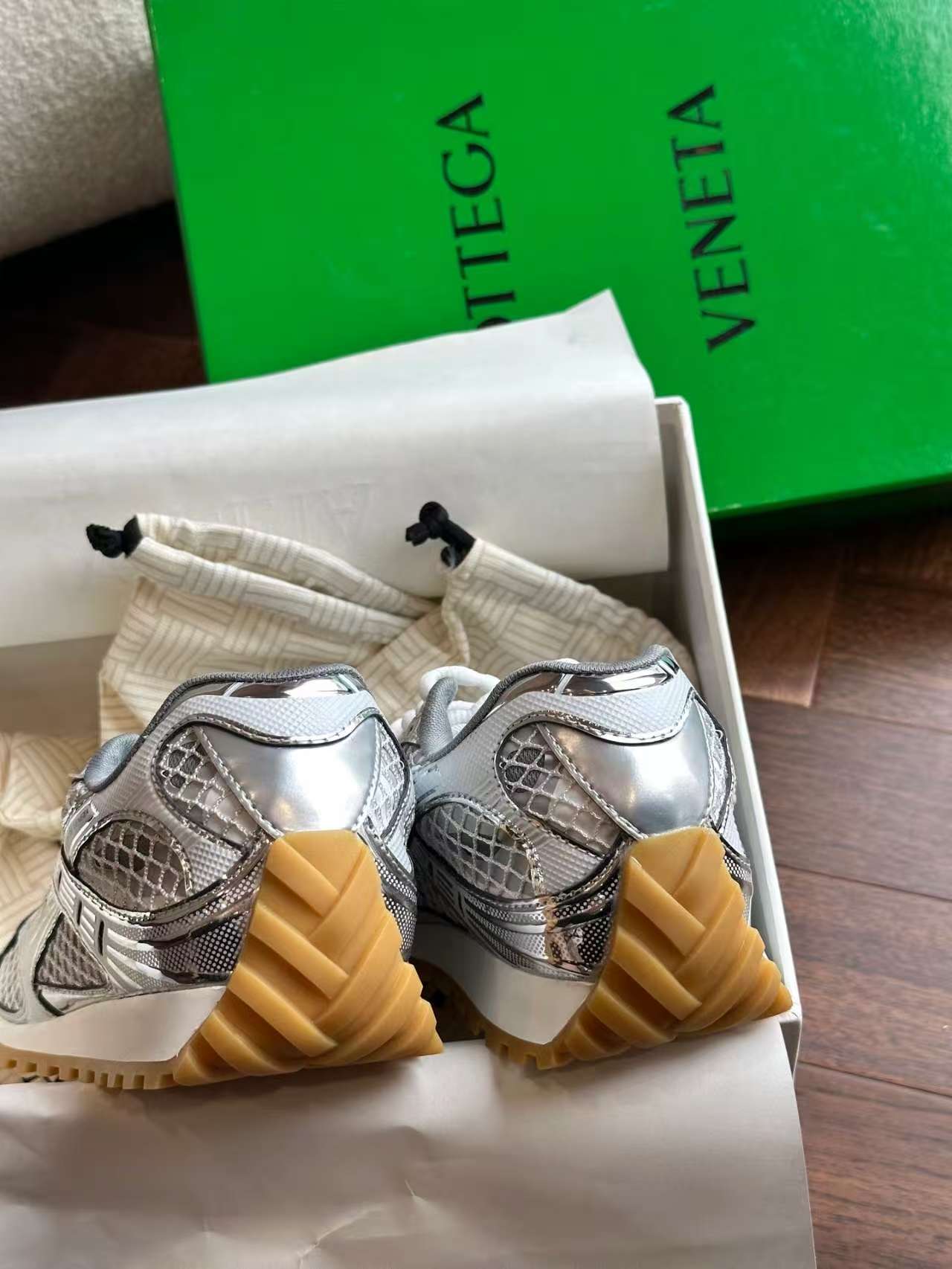 【FLASH SALE】Bottega Veneta Orbit Silver White (Women's)  755915V2X401425 review Roderick 01