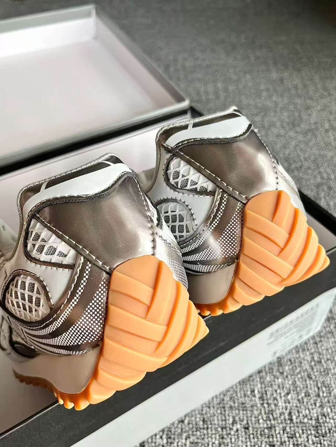 【FLASH SALE】Bottega Veneta Orbit Silver White (Women's)  755915V2X401425 review Walker 01