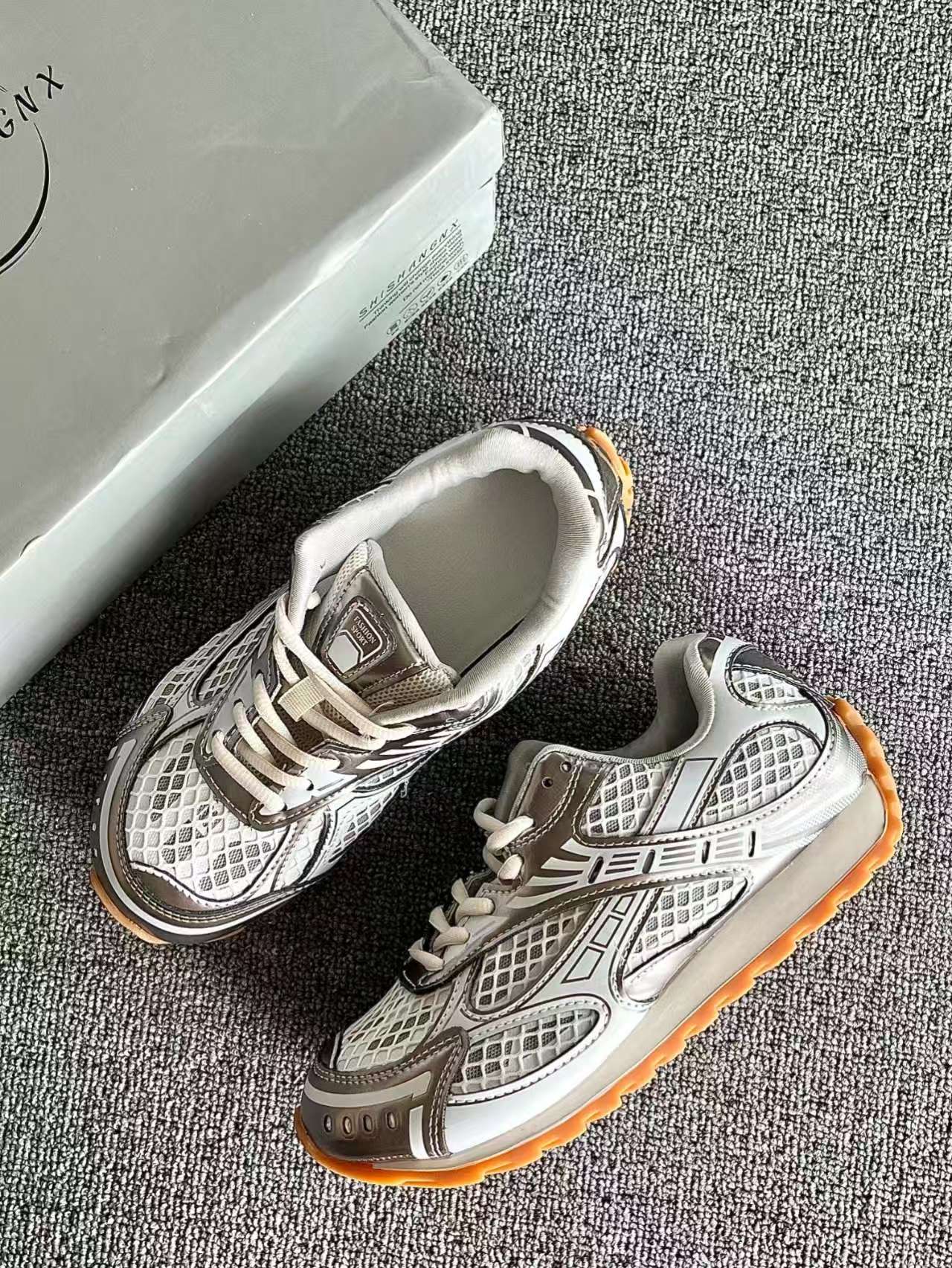 【FLASH SALE】Bottega Veneta Orbit Silver White (Women's)  755915V2X401425 review Walker 00