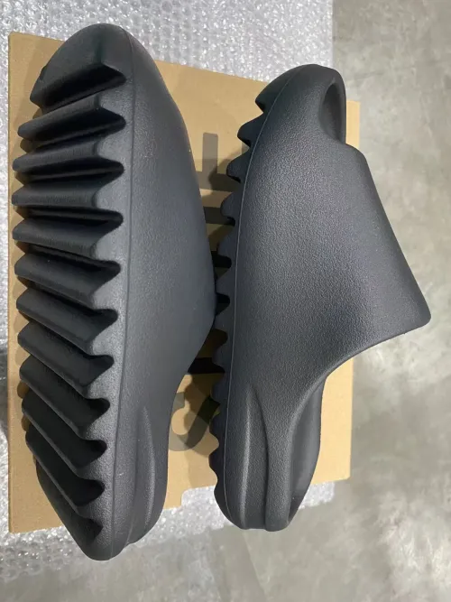 Adidas Yeezy Slide Onyx (2022/2023) HQ6448 review 