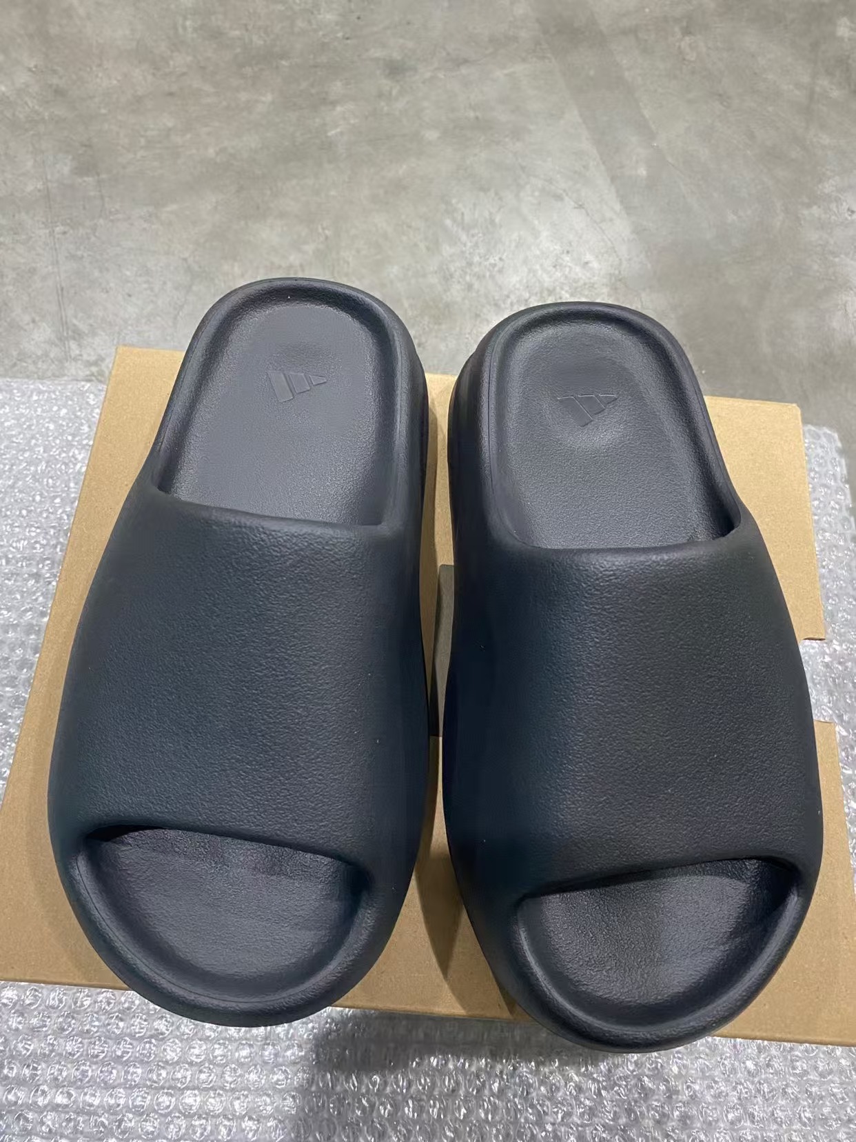 Adidas Yeezy Slide Onyx (2022/2023) HQ6448 review Yehudi 01