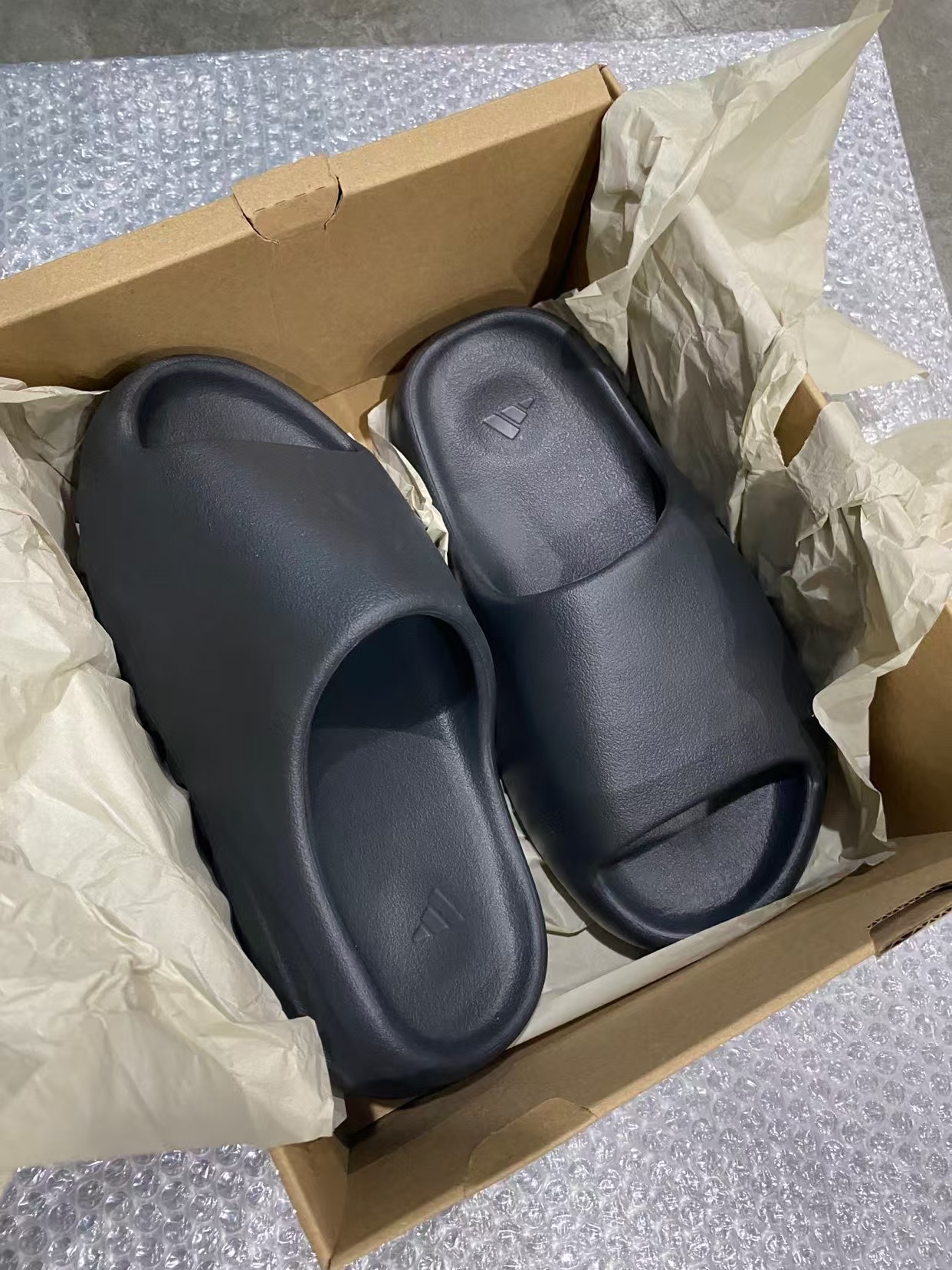 Adidas Yeezy Slide Onyx (2022/2023) HQ6448 review Yehudi 02
