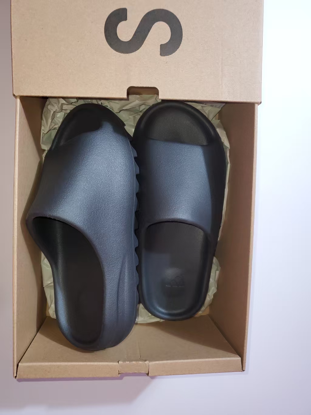 Adidas Yeezy Slide Onyx (2022/2023) HQ6448 review Barney 01