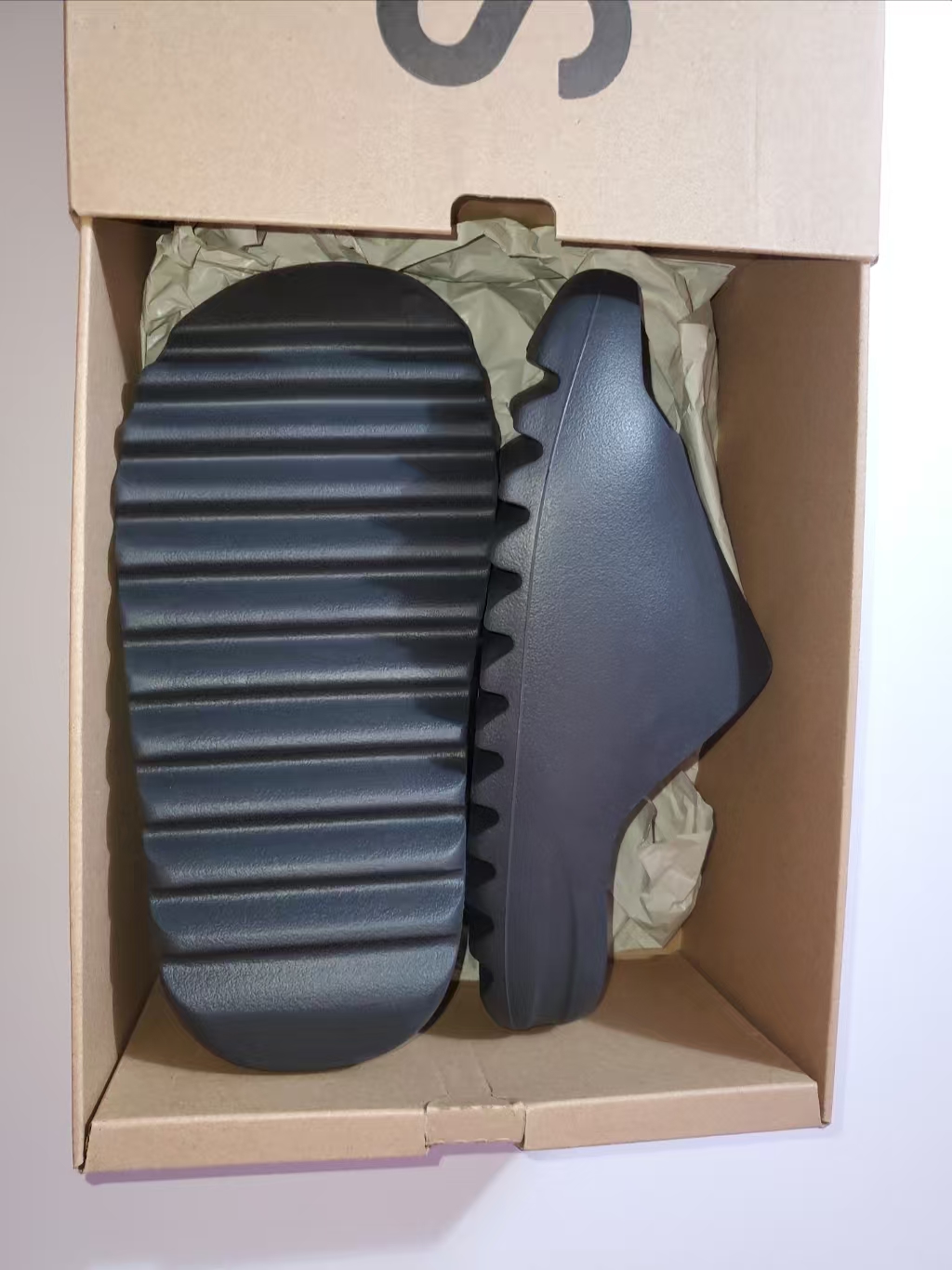 Adidas Yeezy Slide Onyx (2022/2023) HQ6448 review Barney 00