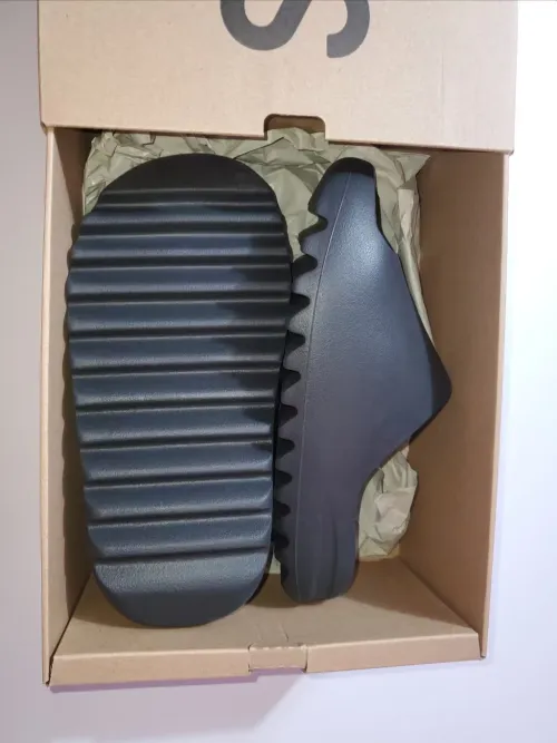 Adidas Yeezy Slide Onyx (2022/2023) HQ6448 review 