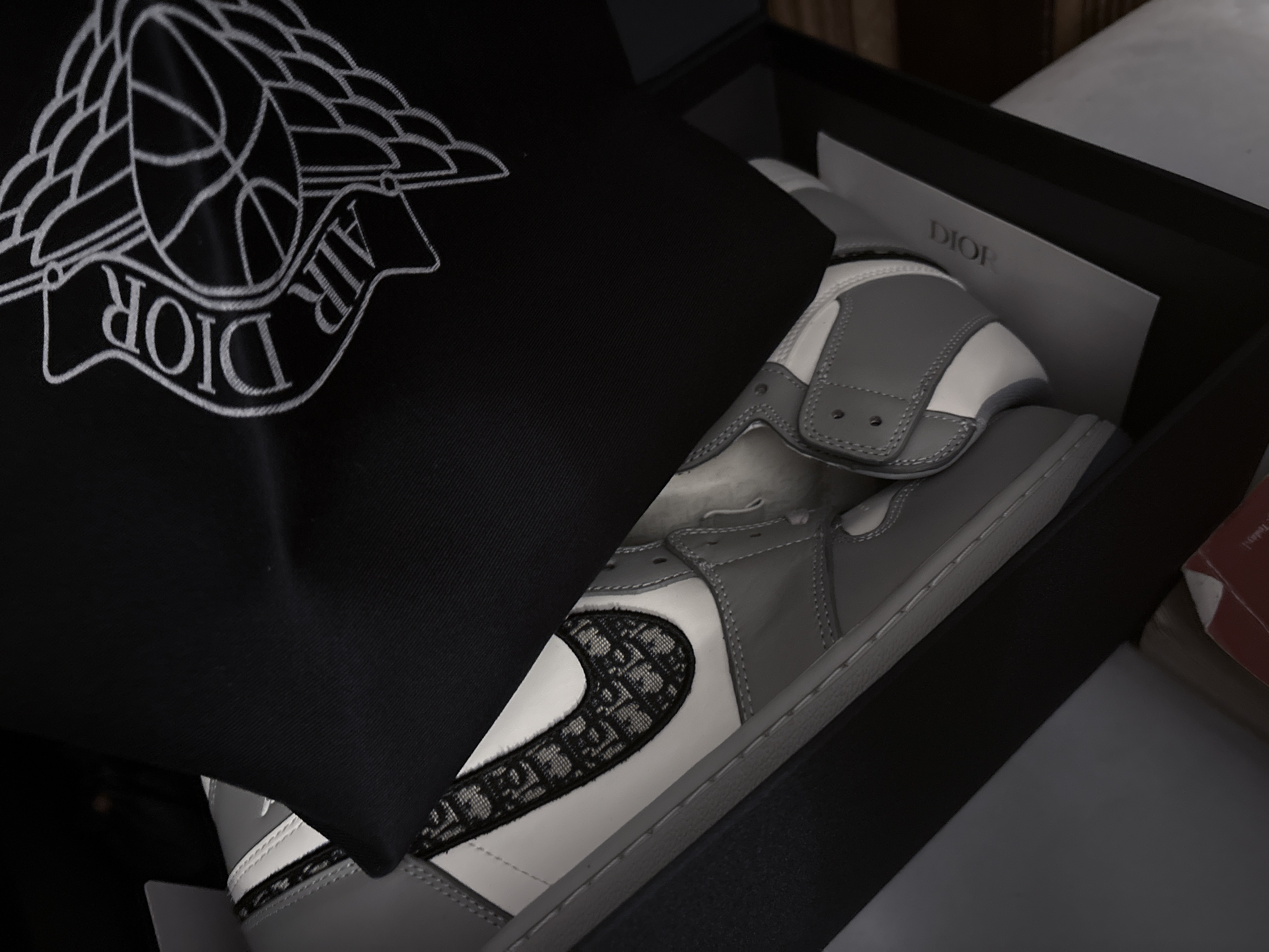 Air Jordan 1 Retro High Dior CN8607-002  review Carlos Carmona 02